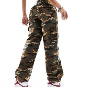 Levi's Women ‘94 Baggy 28x30 High Rise Camo Cargo Pants